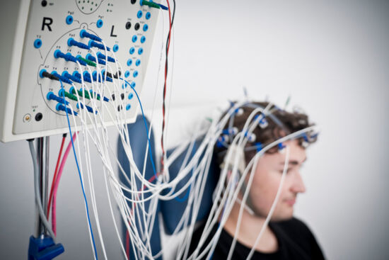 20210628_neuropraxis_dsc01201-EEG-quer